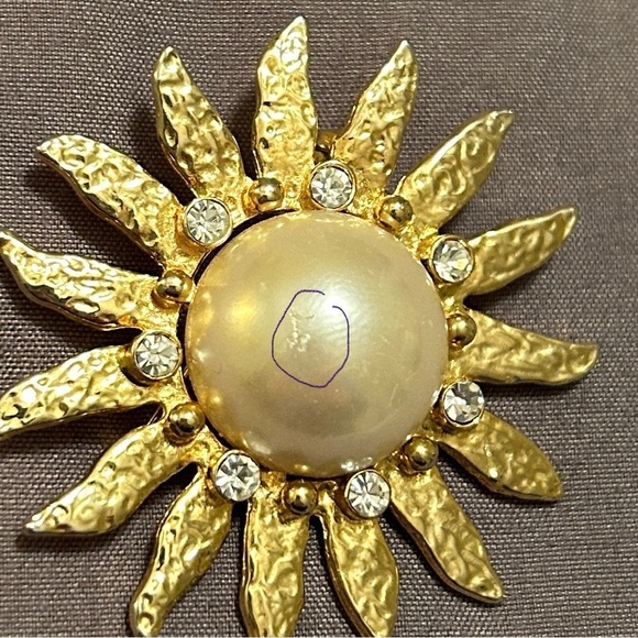 Vintage Sunburst Brooch Faux Pearl Center Pin Goldtone Textured Rays Crystals - Picture 10 of 10